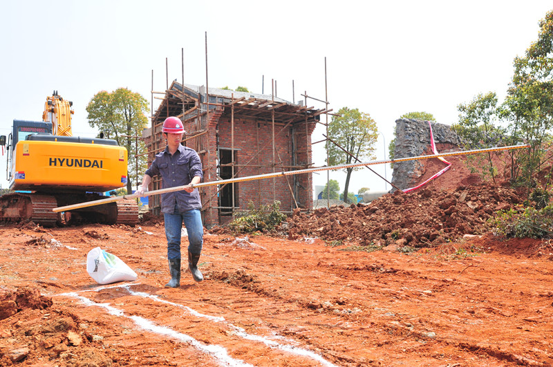 公司員工主動加強業(yè)務知識學習